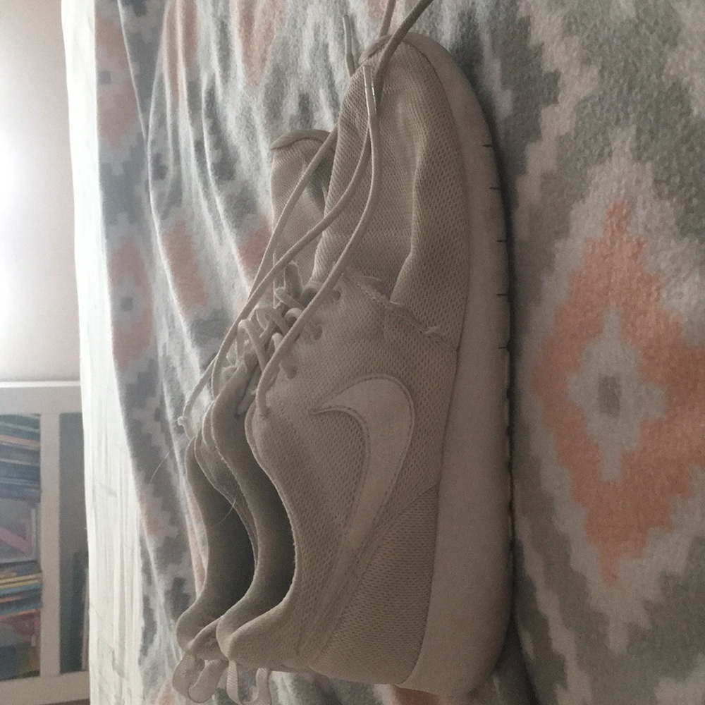 White nike roshes